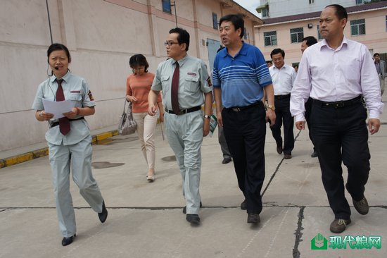 储运科负责人讲解仓储情况