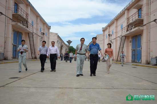 参观团查看库区情况