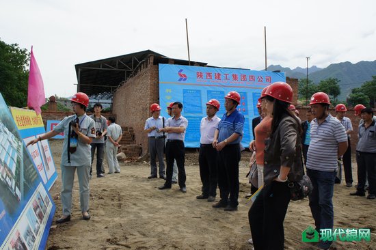 项目办负责人讲解项目建设情况