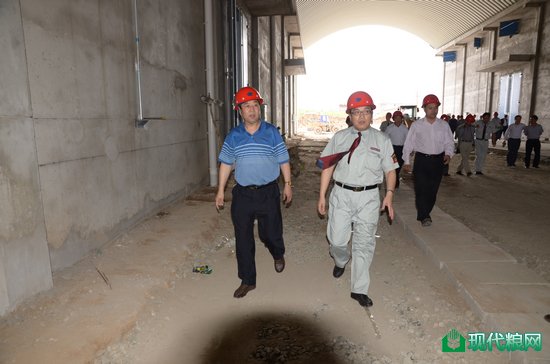 参观团视察新建仓房