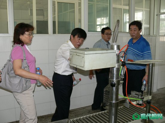 察看油脂中包装罐装生产线运营工作