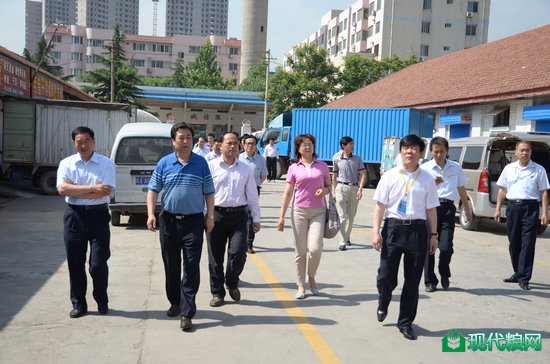 视察咸阳库粮油批发市场
