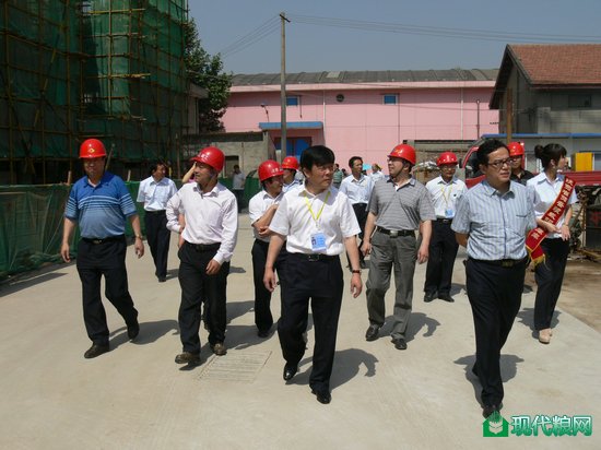 视察职工住宅楼在建工程